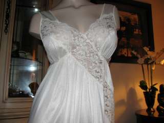 TTO65   Vintage  Ivory Nightgown   Medium   The Fashion Place 