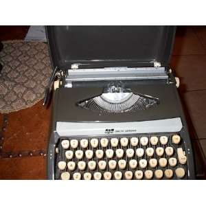   Smith Corona Corsair Deluxe Vintage Typewriter Gray 